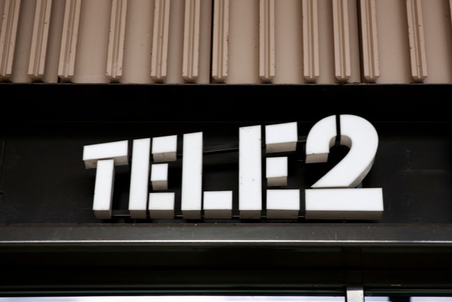 Tele2:s logga mot en fasad