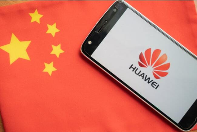 mobil med huaweis logga ligger på kinesiska flaggan