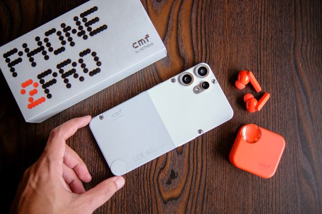 Cmf phone 2 pro ligger på bord vid sin förpackning.