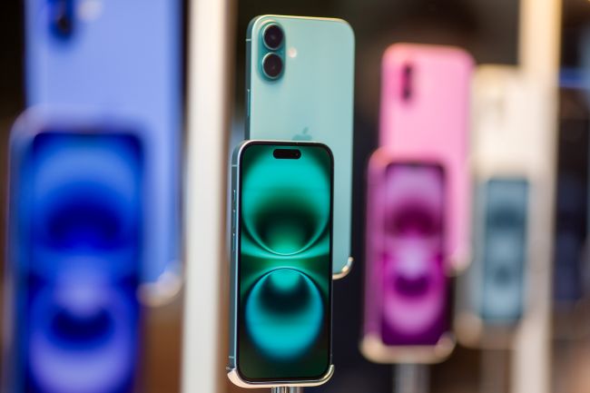 iPhone 16-modeller i olika färger med en grön variant i fokus.